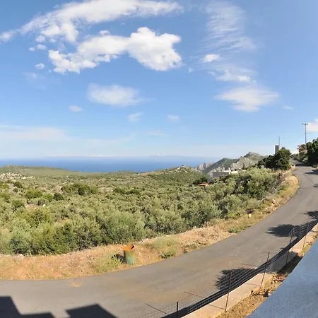 Laconian Bay 度假居 Láyia
